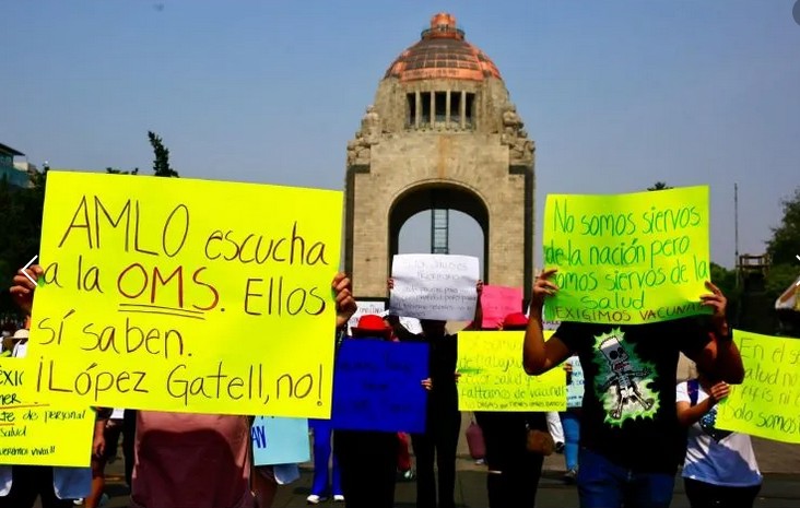 Los manifestantes portaban pancartas con leyendas como 'AMLO, escucha a la OMS ellos si saben; López- Gatell no' y 'Todos somos primera línea'.