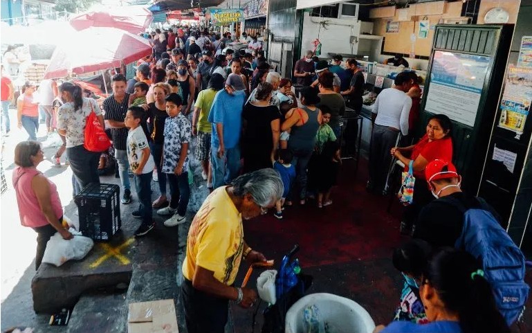 Ciudadanos que no atendieron el llamado a quedarse en casa agolparon los mercados del mar en la zona metropolitana Guadalagara.