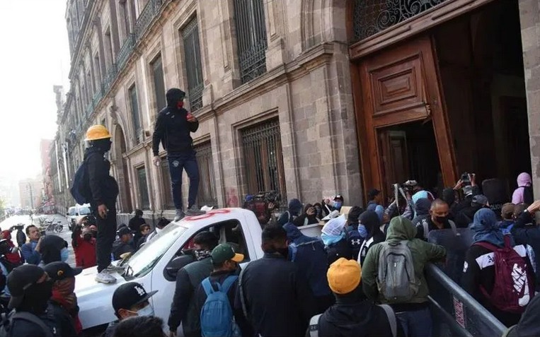 Ayotyzinapa en la calle Moneda.