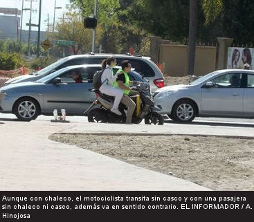 Motociclista con chaleco.