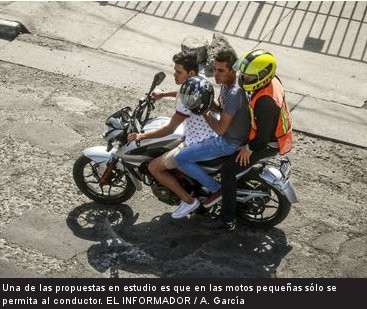 Motociclista con chaleco.