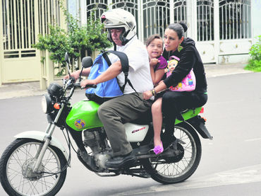 Pasajeros de ms y sin casco.