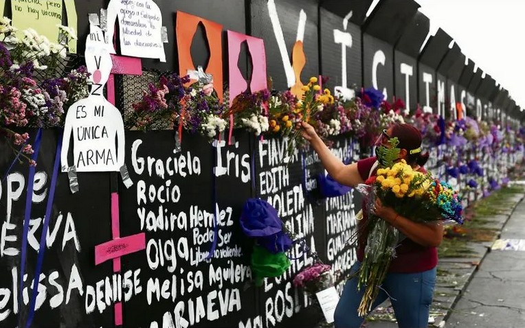 El Palacio Nacional fue blindado por el Gobierno federal con vallas metlicas desde el viernes. Feministas y familiares escribieron sobre el muro los nombres de vctimas de feminicidio.