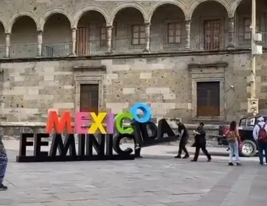 Elementos de la policía estatal acercaron una patrulla al lugar, cargaron las letras y se las llevaron.