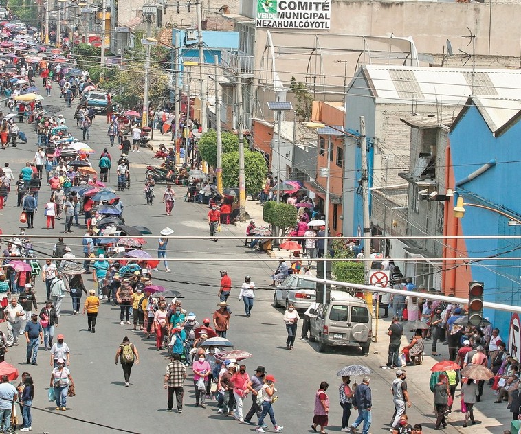 En la mayoría de las sedes de aplicación en Nezahualcóyotl las filas abarcaban varias cuadras.