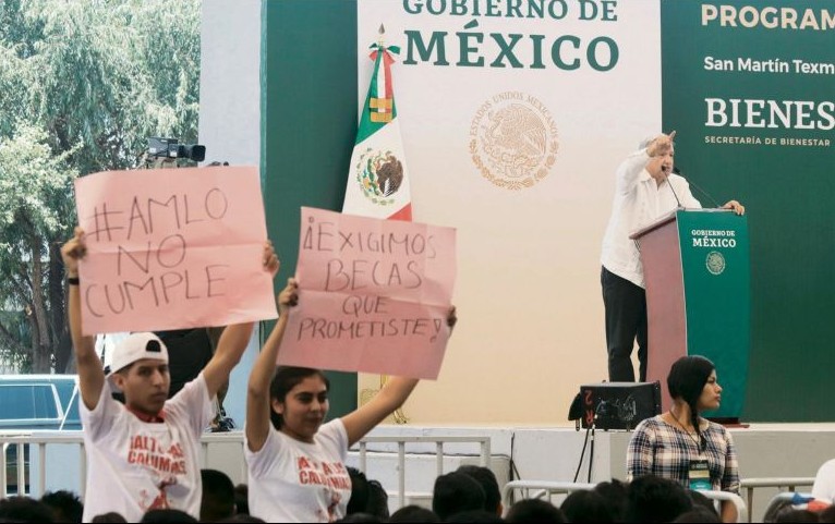 Jóvenes reclaman a López Obrador.