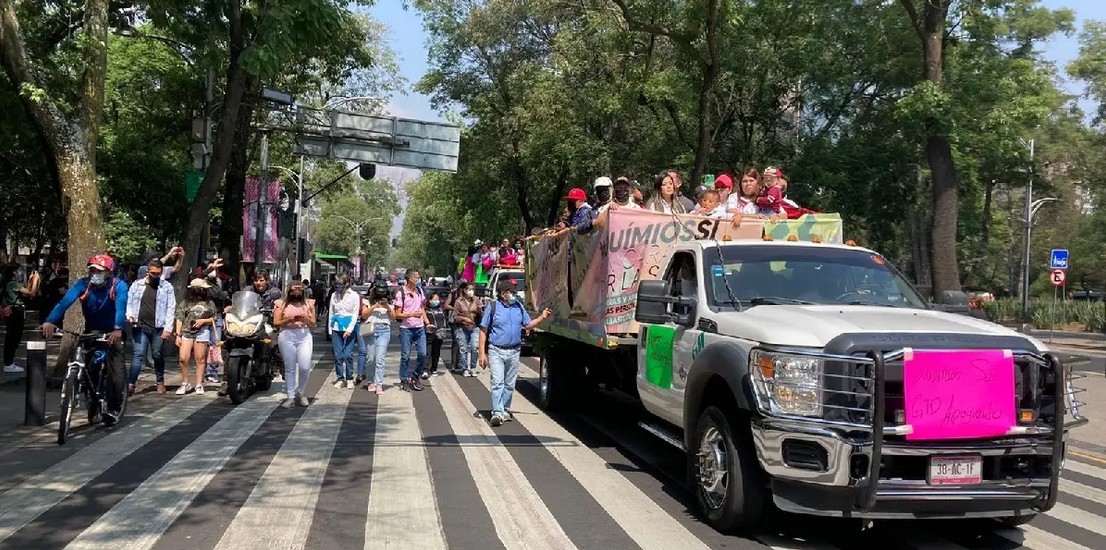 Familiares de niños con cáncer protestan por desabasto de medicamentos.