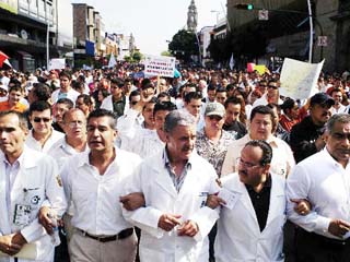 Trabajadores del Hospital Civil pidiendo su 'cocol'.