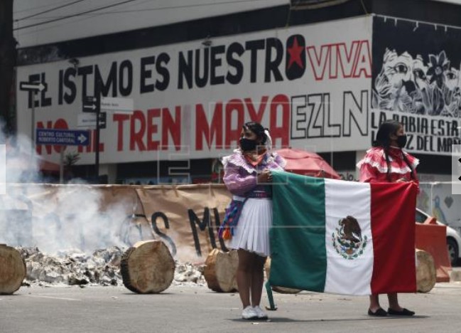 Integrantes de la comunidad indígena Otomí, protestan hoy frente a las instalaciones del Instituto Nacional de los Pueblos Indígenas.