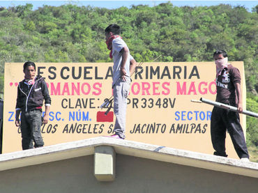 Padres de familia se atrincheran.