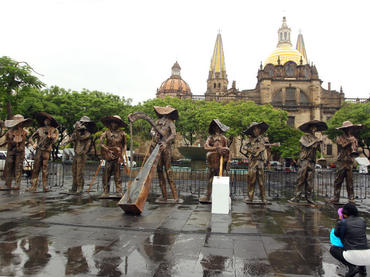 Mariachis de papel mach.