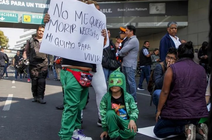 Papás de niños con cáncer afuera del AICM.