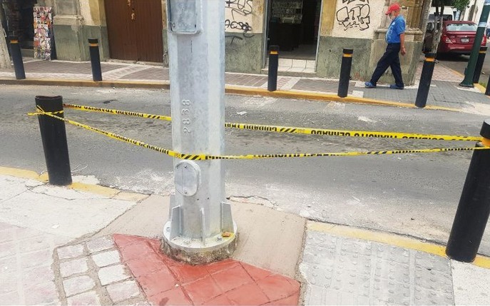 Acera mal parchada en el centro de Guadalajara.