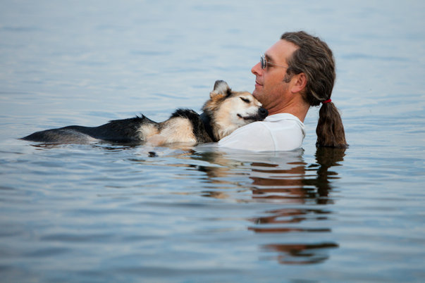 Schoep descansando con su padre.