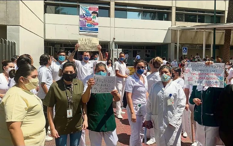 Personal de la clínica 46 del IMSS se sumó a las manifestaciones por falta de insumos básicos.