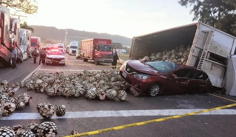 Se volc en la carretera a Nogales a su cruce con la calle Paseo de los Fresnos.