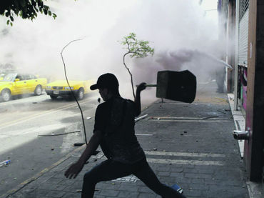 Les tunden a taxistas por bloqueo de calles.