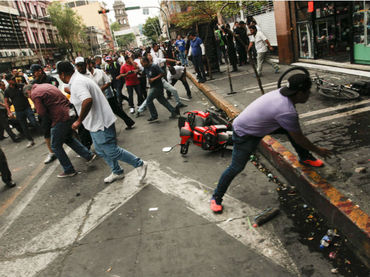 Les tunden a taxistas por bloqueo de calles.