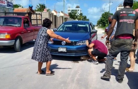 Denuncian a mujer por arrollar a un perrito a propósito en Progreso.