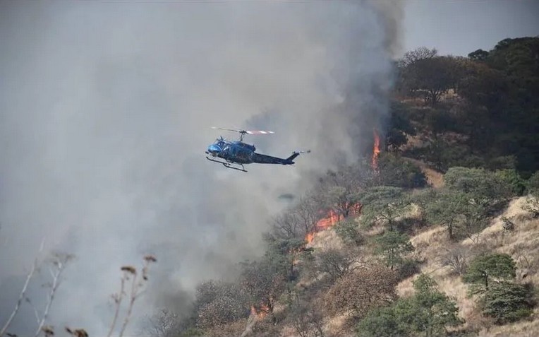 El incendio contina activo en 5 frentes de la zona, detallaron bomberos.