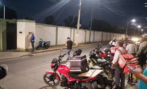 Protesta de trabajadores de Motoenvío.