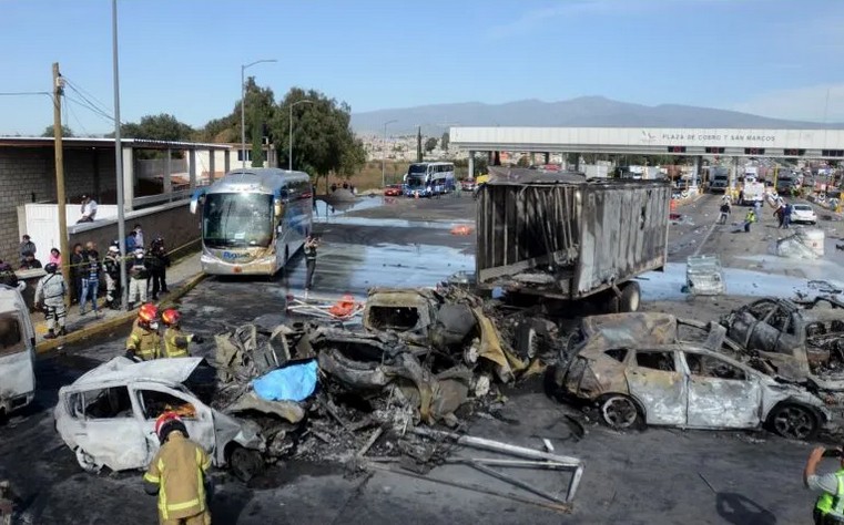 Zona donde ocurri el choque entre un camin de carga y autos particulares en la autopista hacia la CDMX.