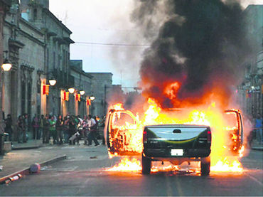 Quema de patrullas en Morelia.