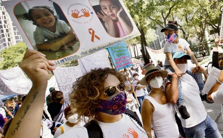 Familiares piden atención para sus hijos enfermos.