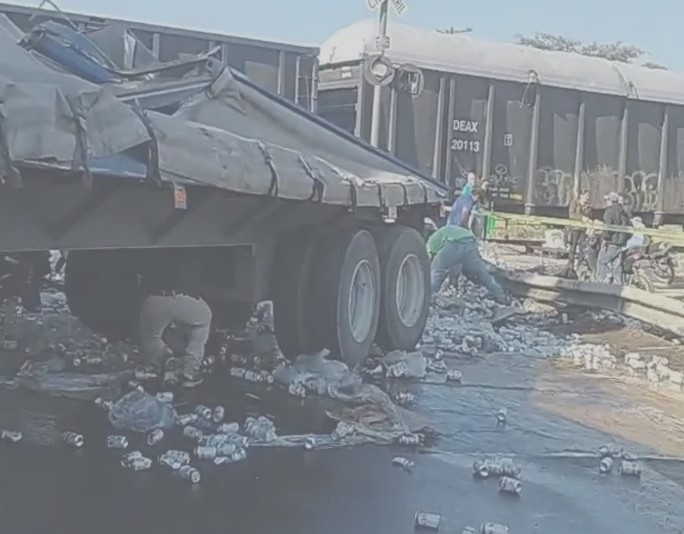 Vecinos del lugar aprovecharon para robarse las cervezas.