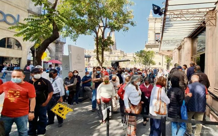 Aunque se dispuso de una fila para personas de la tercera edad, hubo quejas de que no avanzaba. Las autoridades disponen de otras formas de pago.