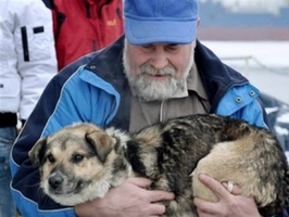 Adam Buczynski carga al perro hallado en un témpano.