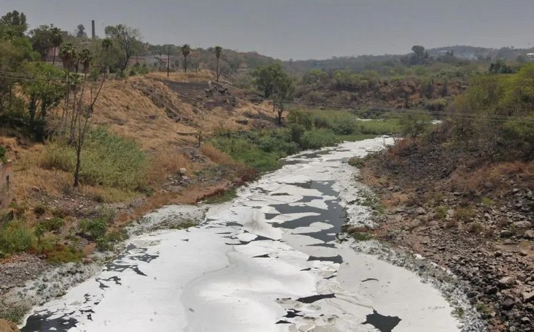 El tratamiento del agua que corre por el Río Santiago es cada día más limitado.