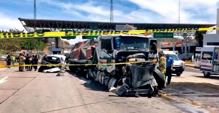 Triler embiste caseta en autopista Guadalajara-Tepic.