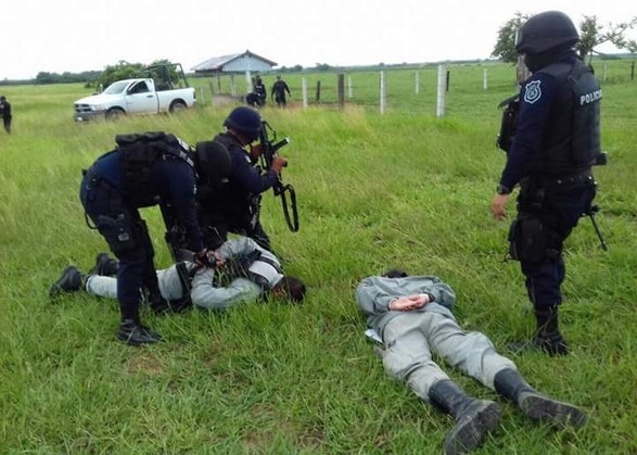 Persona de Seguridad Física de Pemex detenido ordeñando ductos.