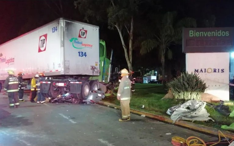 El percance sucede en Perifrico Sur, a la altura de la colonia Santa Mara Tequepexpan.