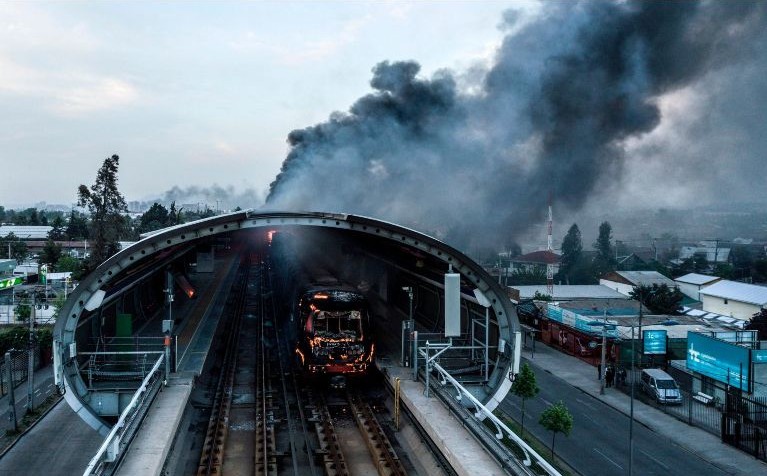 As qued una de las estaciones del Metro tras las protestas en Santiago.