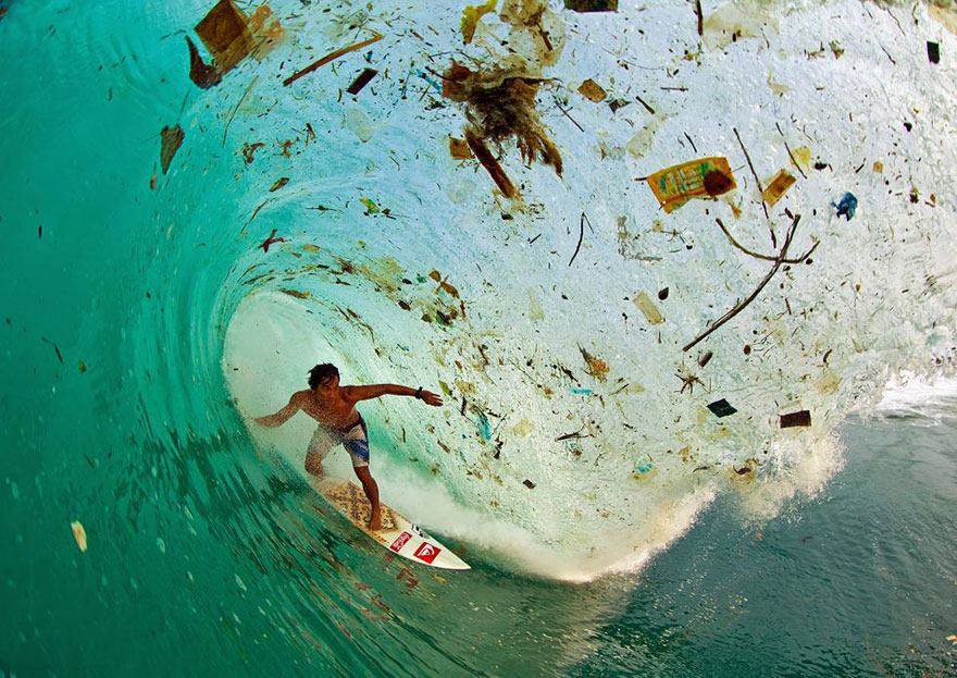 Surfeando entre basura.