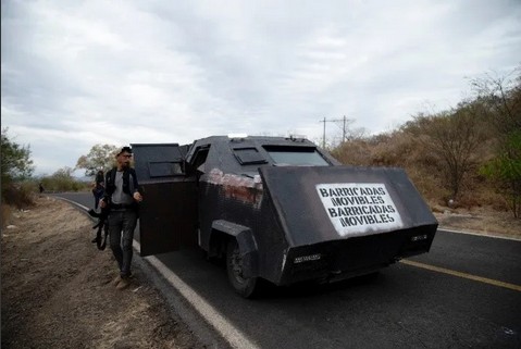 Tienen una especie de tanque casero y una camioneta pickup con una armadura de chapa de acero.