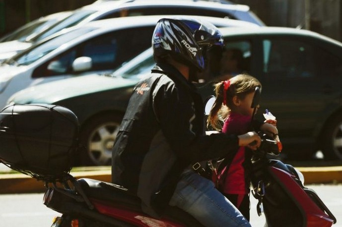 Toleran traslado de nios en motocicletas.