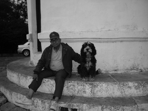 Hombre de la tercera edad con su compaero.