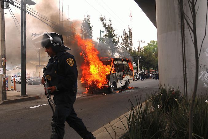 Vehículo incendiado por el cártel de Tláhuac.
