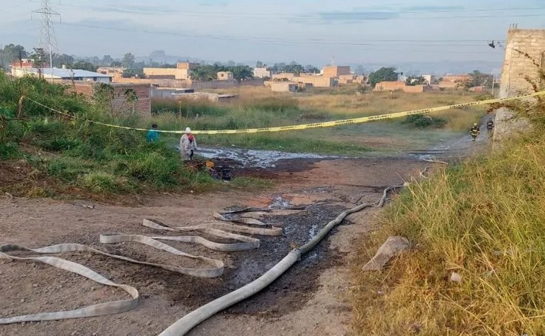 Huachicoleros provocan derrame de combustible en Tonalá.