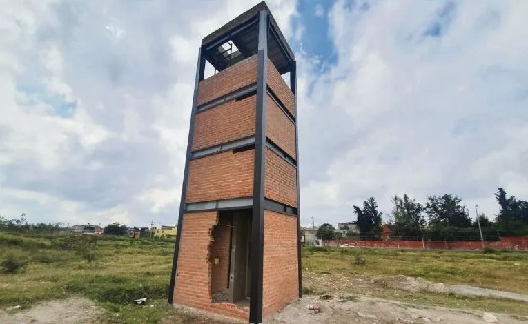 Torre vandalizada. En el parque hay otras dos estructuras iguales que están en buen estado.