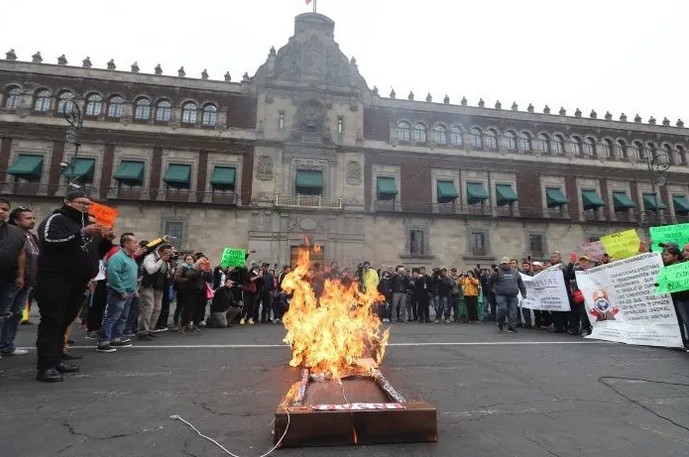 Extrabajadores del Seguro Popular.