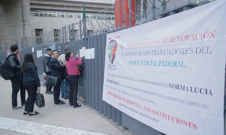 Trabajadores del Poder Judicial de la Federación colocaron lonas en Ciudad de México.
