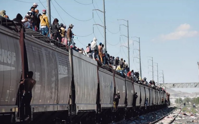 Autoridades afirman que migrantes no utilizan el tren, pero medios de informacin muestran lo contrario.