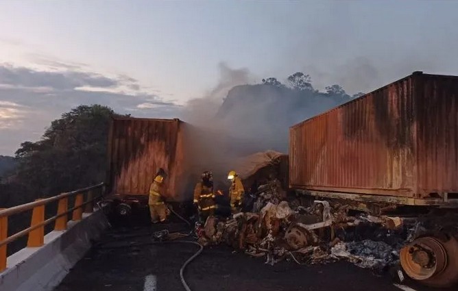 Fuerte choque entre 4 trileres en Tuxpan.