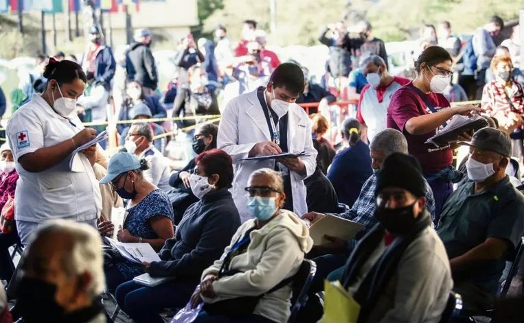 No todos los que hicieron fila desde el jueves lograron aplicarse la vacuna en el 1er. día de la jornada.