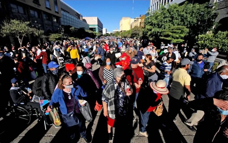Habitantes de Guadalajara hacen fila hoy en las inmediaciones del Instituto Cabañas para recibir la vacuna anti COVID.