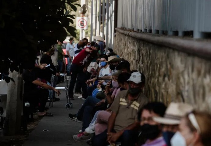Centros de vacunación anti-COVID en Guadalajara lucen con filas a 2 días de iniciar aplicación.
